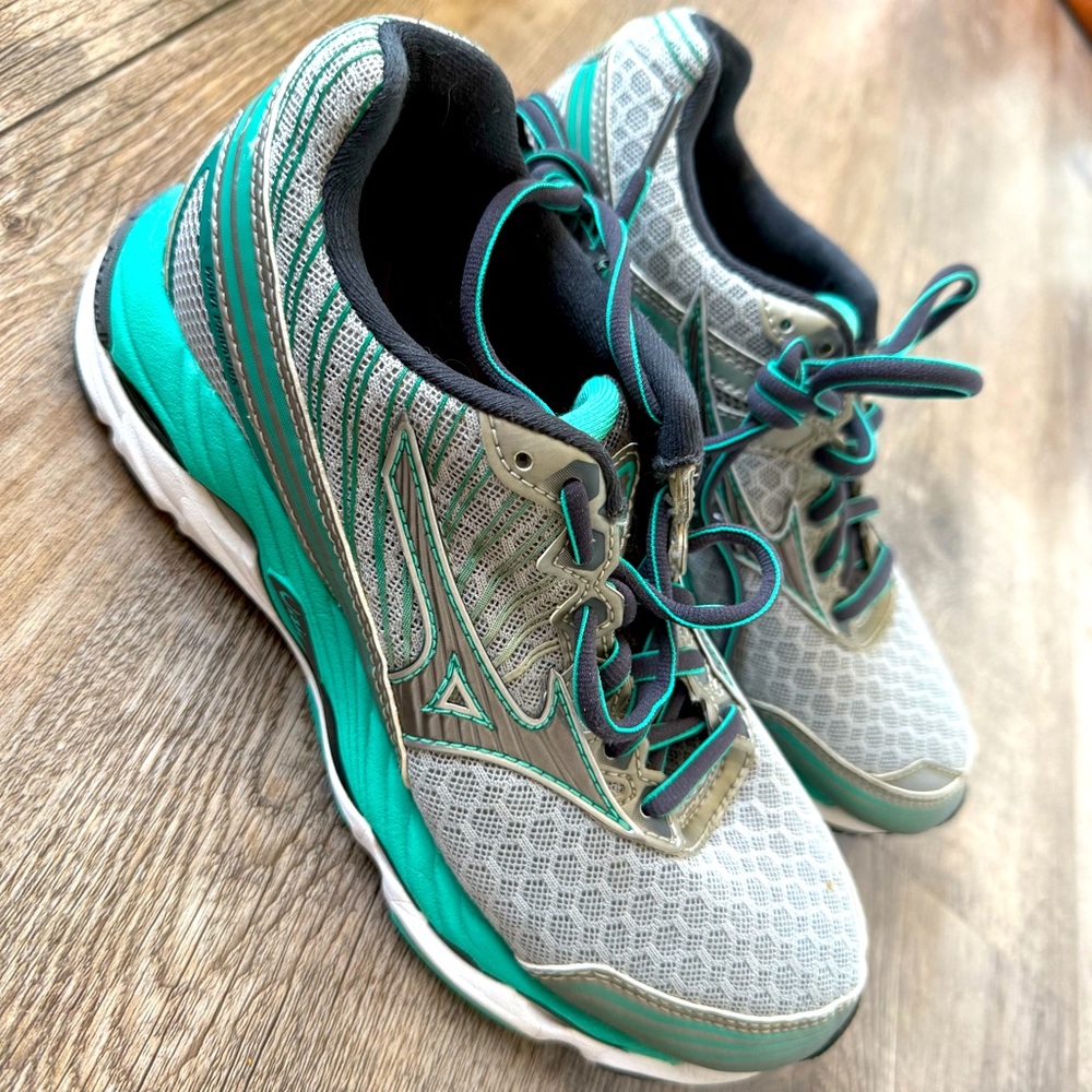 Women’s size 6 Mizuno